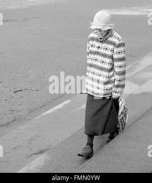 Beach Bag Lady in Burnham am Meer in Somerset, 12. März 2016 Stockfoto