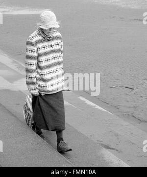 Beach Bag Lady in Burnham am Meer in Somerset, 12. März 2016 Stockfoto