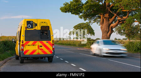 Polizei zu beschleunigen Traffic Enforcement Van & Speeding Verkehr, Cheshire, England, UK Stockfoto