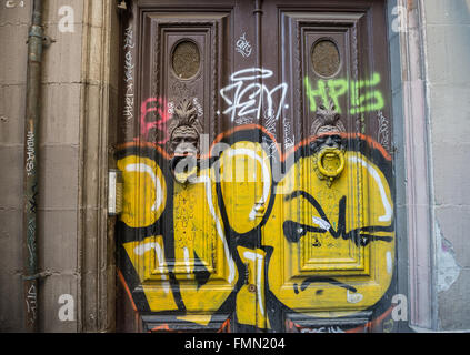 Graffiti auf hölzerne Tür im gotischen Viertel (Barri Gotic oder El Gotico), Bezirk Ciutat Vella in Barcelona, Spanien Stockfoto