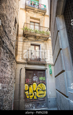 Graffiti an Tür im gotischen Viertel, Ciutat Vella, Barcelona, Spanien Stockfoto