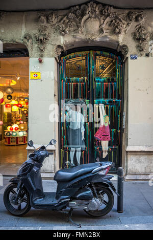 Graffiti an der Tür im gotischen Viertel, Ciutat Vella, Barcelona, Spanien Stockfoto