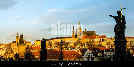 Karlsbrücke in der Morgensonne mit dem Schloss im Hintergrund Stockfoto