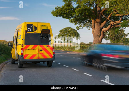 Polizei zu beschleunigen Traffic Enforcement Van & Speeding Verkehr, Cheshire, England, UK Stockfoto