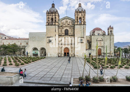 späten Nachmittag Ansicht Fassade & Kirche von Santo Domingo Plaza mit Türen öffnen ehemaliges Kloster, jetzt Museum in Oaxaca Stockfoto