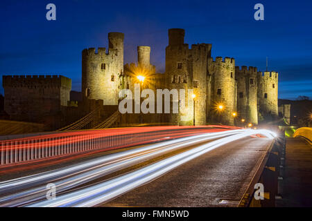 Conwy Castle und Straßenbrücke mit Verkehr Trails in der Nacht, Conwy, North Wales, UK Stockfoto