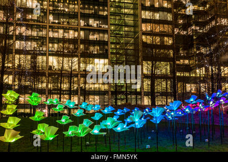 London, Vereinigtes Königreich - 11. Januar 2016: Winter Lights Festivals der Canary Wharf, Docklands. "On The Wings Of Freedom" anzeigen Stockfoto