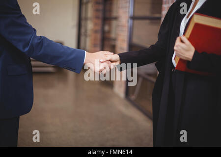 Mittelteil der Rechtsanwältin Handshaking mit client Stockfoto