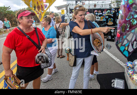 Juno Beach, Florida, USA. 12. März 2016. Anne Wilson, (L), der Lake Worth mit Skipper, ihrem zwei Jahre alten Havenese-Hund, plaudert mit Freund Jean Leonard,(R) von Palm Beach Gardens, mit Chloe ihre fünf Jahre alte Chiweenie Hund, während Kunst Fest 2016 am Ocean Drive Samstag, 12. März 2016, in Juno Beach. Bildnachweis: Bill Ingram/The Palm Beach Post/ZUMA Draht/Alamy Live-Nachrichten Stockfoto