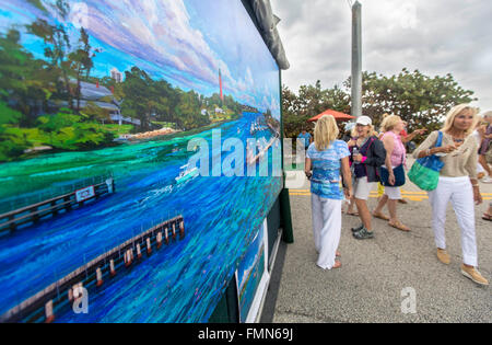 Juno Beach, Florida, USA. 12. März 2016. Ansicht der Besucher Kunst Fest 2016 zu Fuß entlang des Ocean Drive Samstag, 12. März 2016, in Juno Beach. Bildnachweis: Bill Ingram/The Palm Beach Post/ZUMA Draht/Alamy Live-Nachrichten Stockfoto