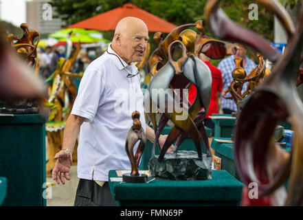 Juno Beach, Florida, USA. 12. März 2016. Ivan Wolff, der Juno Beach, wandelt unter Bronze-Skulpturen von Bob und Jo Wilfong, Las Vegas, Nevada, während Kunst Fest 2016 am Ocean Drive Samstag, 12. März 2016, in Juno Beach. Bildnachweis: Bill Ingram/The Palm Beach Post/ZUMA Draht/Alamy Live-Nachrichten Stockfoto