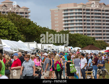 Juno Beach, Florida, USA. 12. März 2016. Ansicht der Besucher Kunst Fest 2016 zu Fuß entlang des Ocean Drive Samstag, 12. März 2016, in Juno Beach. Bildnachweis: Bill Ingram/The Palm Beach Post/ZUMA Draht/Alamy Live-Nachrichten Stockfoto