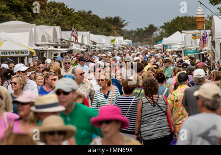 Juno Beach, Florida, USA. 12. März 2016. Ansicht der Besucher Kunst Fest 2016 zu Fuß entlang des Ocean Drive Samstag, 12. März 2016, in Juno Beach. Bildnachweis: Bill Ingram/The Palm Beach Post/ZUMA Draht/Alamy Live-Nachrichten Stockfoto