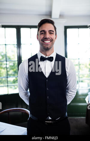 Porträt von Kellner lächelnd in die Kamera Stockfoto