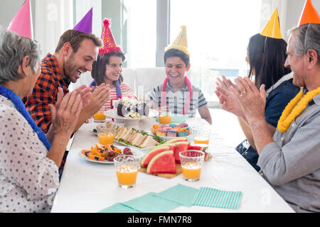 Glückliche Familie feiern Geburtstag Stockfoto