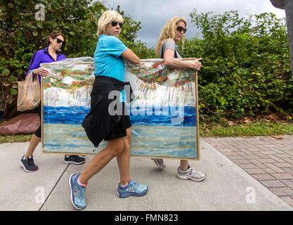 Juno Beach, Florida, USA. 12. März 2016. Anne DeMay, (L), Ann Long,(C) und Schwester Law Deb Long tragen eine 36 x 60 Acrylmalerei Kunst Fest 2016 am Ocean Drive Samstag, 12. März 2016, in Juno Beach. Bildnachweis: Bill Ingram/The Palm Beach Post/ZUMA Draht/Alamy Live-Nachrichten Stockfoto