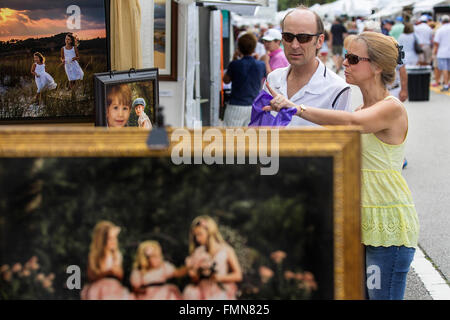 Juno Beach, Florida, USA. 12. März 2016. Scott Perron und seine Frau Christina, von Hypoluxo, Blick auf Fotos im Jahr 2016 Kunst Fest am Ocean Drive Samstag, 12. März 2016, in Juno Beach. Bildnachweis: Bill Ingram/The Palm Beach Post/ZUMA Draht/Alamy Live-Nachrichten Stockfoto