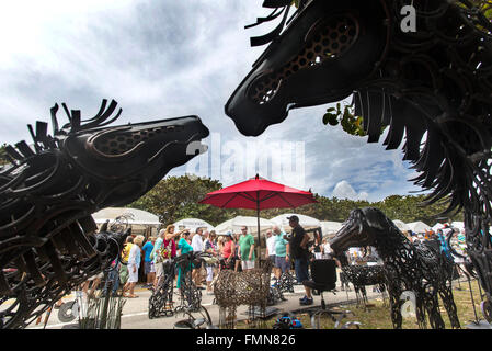 Juno Beach, Florida, USA. 12. März 2016. Ansicht der Besucher Kunst Fest 2016 zu Fuß entlang des Ocean Drive vorbei an Metall-Skulpturen des Künstlers Keith Bradley, Samstag, 12. März 2016, in Juno Beach. Bildnachweis: Bill Ingram/The Palm Beach Post/ZUMA Draht/Alamy Live-Nachrichten Stockfoto