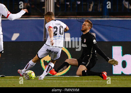 Madrid, Spanien. 12. März 2016. Jonathan Rodriguez (20) Deportivo De La Coruña und Jan Oblak (13) Atletico de Madrid. La Liga-match zwischen Atletico de Madrid und Deportivo De La Coruña im Vicente Calderon Stadion in Madrid, Spanien, 12. März 2016. Bildnachweis: Aktion Plus Sport/Alamy Live-Nachrichten Stockfoto