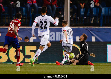 Madrid, Spanien. 12. März 2016. Jonathan Rodriguez (20) Deportivo De La Coruña und Jan Oblak (13) Atletico de Madrid. La Liga-match zwischen Atletico de Madrid und Deportivo De La Coruña im Vicente Calderon Stadion in Madrid, Spanien, 12. März 2016. Bildnachweis: Aktion Plus Sport/Alamy Live-Nachrichten Stockfoto