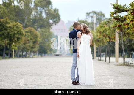 Glückliches Paar Braut und Bräutigam umarmt zärtlich in Hochzeitstag in Neapel, Italien Stockfoto