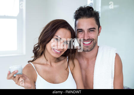 Porträt des jungen Brautpaares zu Hause Stockfoto
