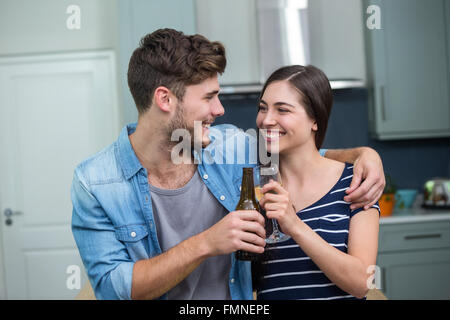Junge Freunde, toasten Getränke zu Hause Stockfoto