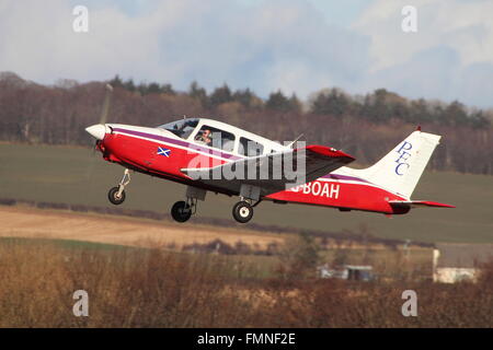 G-BOAH, eine Piper PA-28-161 Warrior II von Prestwick Flight Center, am Flughafen Prestwick in Ayrshire betrieben. Stockfoto