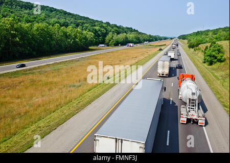 LKW auf der Autobahn Stockfoto