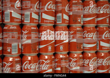 Coca Coladosen gestapelt auf dem Display in einem Supermarkt. Stockfoto