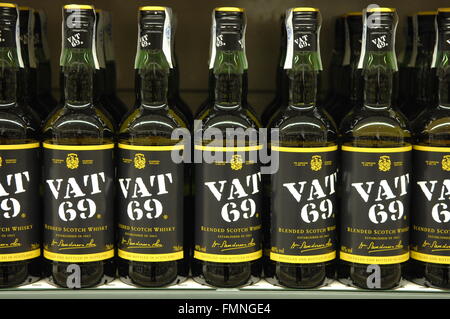 VAT 69 ist ein Scotch Blended Whisky im Besitz von Diageo.displayed am Regal im Supermarkt. Stockfoto