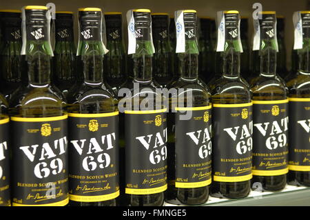 VAT 69 ist ein Scotch Blended Whisky im Besitz von Diageo.displayed am Regal im Supermarkt. Stockfoto