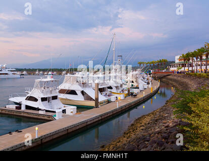 Yachten in der Abenddämmerung an der Marina Pez Vela in Quepos, Provinz Puntarenas, Costa Rica. Stockfoto