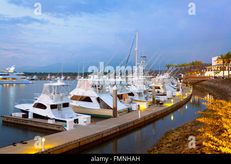 Yachten in der Abenddämmerung an der Marina Pez Vela in Quepos, Provinz Puntarenas, Costa Rica. Stockfoto