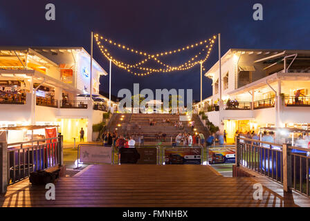 Menschen auf der Tribüne in der Abenddämmerung in Vorbereitung auf die Feierlichkeiten des "Billfish Cup" in der Marina Pez Vela, Quepos, Costa Rica. Stockfoto