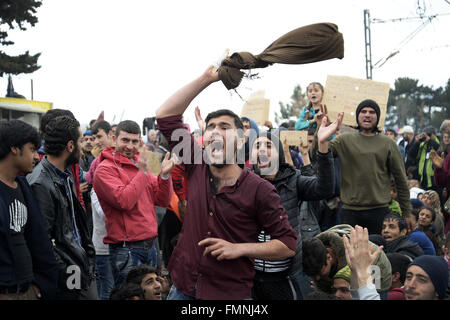 Idonemi, Griechenland. 12. März 2016. Griechenland/Makedonien Grenze Idomeni/Gevgelija März 12, 2016.thousands von Migranten stecken an der geschlossenen Grenze zwischen Griechenland und Mazedonien 10.000 Menschen sind jetzt an der Grenze, in verzweifelten Bedingungen © Danilo Balducci/ZUMA Draht/Alamy Live News Stockfoto