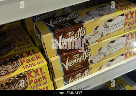 Viennetta auf dem Display in Carrefour - Malaga, Spanien Stockfoto