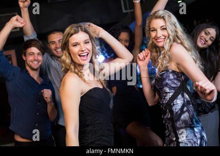 Glückliche Freunde tanzen zusammen Stockfoto