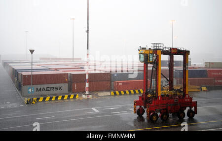 Straddle Carrier Container an einem regnerischen Tag in Port Melbourne, Australien. Stockfoto
