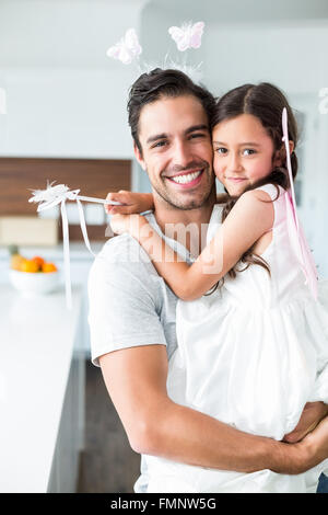 Porträt des Vaters mit Tochter in Fee Kostüm Stockfoto