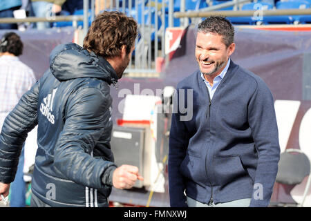 Foxborough, Massachusetts, USA. 12. März 2016. D.C. United Trainer Ben Olsen (L) und New England Revolution Head, die Coach Jay Heaps (R) zu sprechen, bevor das MLS-Spiel zwischen DC United und die New England Revolution im Gillette Stadium in Foxborough, Massachusetts statt. Das Spiel endete mit einem torlosen Remis. Bildnachweis: Cal Sport Media/Alamy Live-Nachrichten Stockfoto