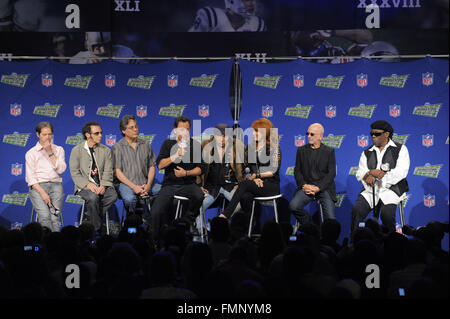 29. Januar 2009 - Vereinigte Tampa, Florida, Staaten von Amerika - Jan 29. 2009; Tampa, FL, USA; Bruce Springsteen, beantwortet zweite von links, Frage aus den Medien wie er von der E Street Band (von links nach rechts) Garry Tallent, Max Weinberg, Steven Van Zandt, Patti Scialfa, Roy Bittan, Nils Lofgren und Clarence Clemons Bridgestone Super Bowl Halbzeit-Show auf der Pressekonferenz im Tampa Convention Center flankiert wird. ZUMA Press/Scott A. Miller (Kredit-Bild: © Scott A. Miller über ZUMA Draht) Stockfoto