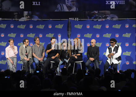 29. Januar 2009 - Vereinigte Tampa, Florida, Staaten von Amerika - Jan 29. 2009; Tampa, FL, USA; Bruce Springsteen, beantwortet zweite von links, Frage aus den Medien wie er von der E Street Band (von links nach rechts) Garry Tallent, Max Weinberg, Steven Van Zandt, Patti Scialfa, Roy Bittan, Nils Lofgren und Clarence Clemons Bridgestone Super Bowl Halbzeit-Show auf der Pressekonferenz im Tampa Convention Center flankiert wird. ZUMA Press/Scott A. Miller (Kredit-Bild: © Scott A. Miller über ZUMA Draht) Stockfoto