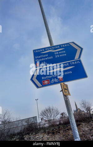 Zeichen für Trans Pennine Trail befindet sich hinter Rotherham United, New York-Stadion. Stockfoto