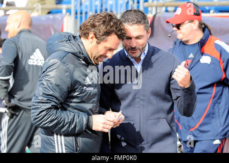 Foxborough, Massachusetts, USA. 12. März 2016. D.C. United Trainer Ben Olsen (L) und New England Revolution Head, die Coach Jay Heaps (R) zu sprechen, bevor das MLS-Spiel zwischen DC United und die New England Revolution im Gillette Stadium in Foxborough, Massachusetts statt. Das Spiel endete mit einem torlosen Remis. Bildnachweis: Cal Sport Media/Alamy Live-Nachrichten Stockfoto
