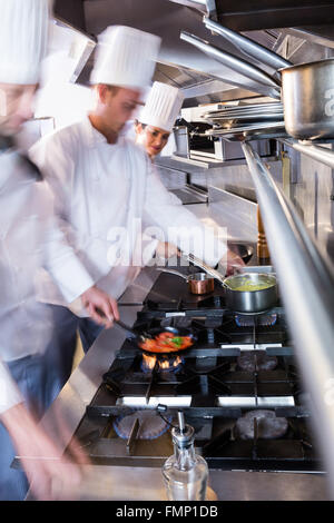 Köche, die Zubereitung von Speisen in der Küche Stockfoto