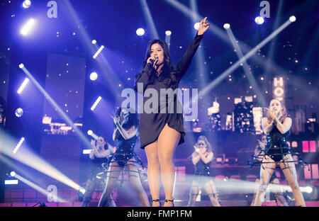 Manchester, UK. 12. März 2016. Lauren Murray führt auf der X Factor Live Tour 2016 in der Manchester Arena 03.12.2016 Credit: Gary Mather/Alamy Live News Stockfoto