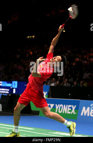 Birmingham. 12. März 2016. Xue Song China gibt den Federball während der Männer Singles Halbfinale gegen Lin Dan aus China bei den 2016 YONEX All England Open Badminton Championships in Birmingham, Großbritannien am 12. März 2016 zurück. © Han Yan/Xinhua/Alamy Live-Nachrichten Stockfoto