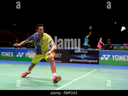 Birmingham. 12. März 2016. Lin Dan aus China gibt den Federball während der Männer Singles Halbfinale gegen Xue Song of China die 2016 YONEX All England Open Badminton Championships in Birmingham, Großbritannien am 12. März 2016 zurück. © Han Yan/Xinhua/Alamy Live-Nachrichten Stockfoto