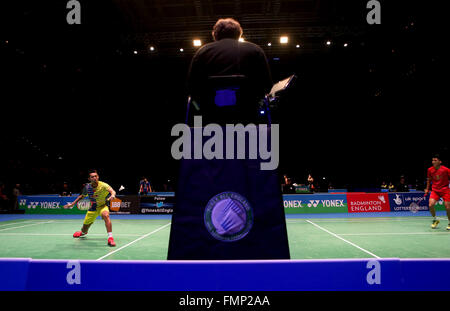 Birmingham. 12. März 2016. Lin Dan (L) von China gibt den Federball während der Männer Singles Halbfinale gegen Xue Song of China die 2016 YONEX All England Open Badminton Championships in Birmingham, Großbritannien am 12. März 2016 zurück. © Han Yan/Xinhua/Alamy Live-Nachrichten Stockfoto